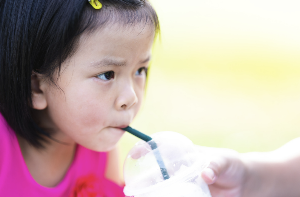 Belajar minum sedotan, mengajarkan anak minum, MPASI sedotan, cara mengajarkan bayi menyedot, motorik oral anak, Bunda, si Kecil